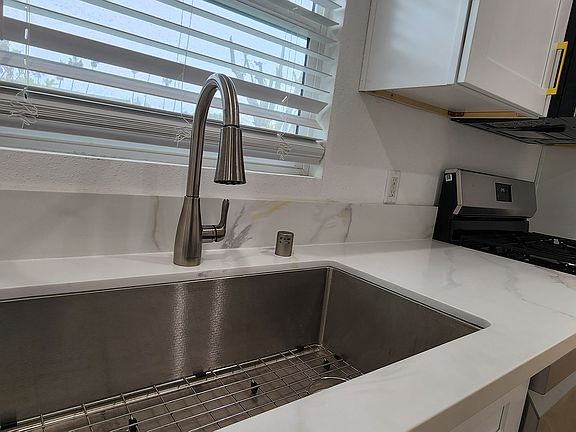 4th image of 4042 Bell Ave