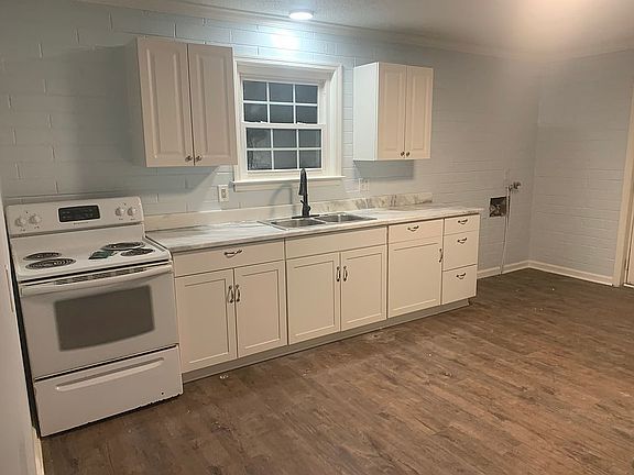 3rd image of 3291 Conner St