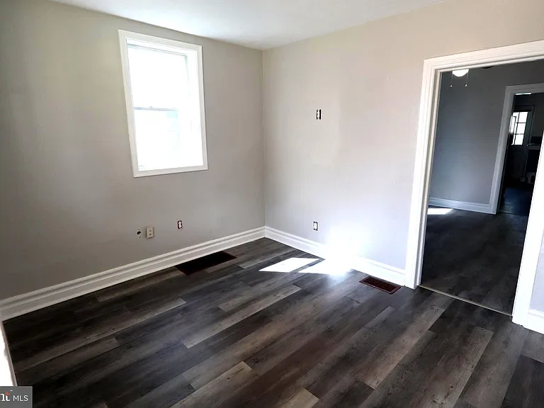 323 W North St — Photo 17