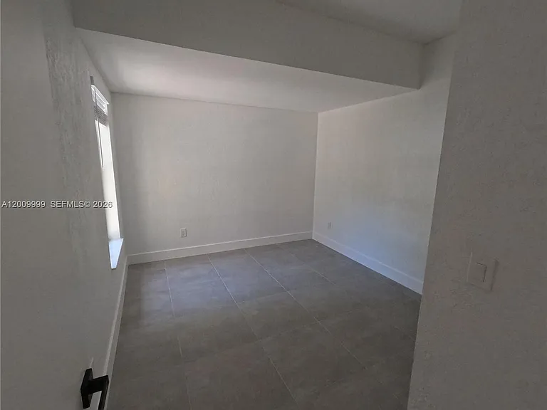 1211 SW 84th Ter — Photo 8