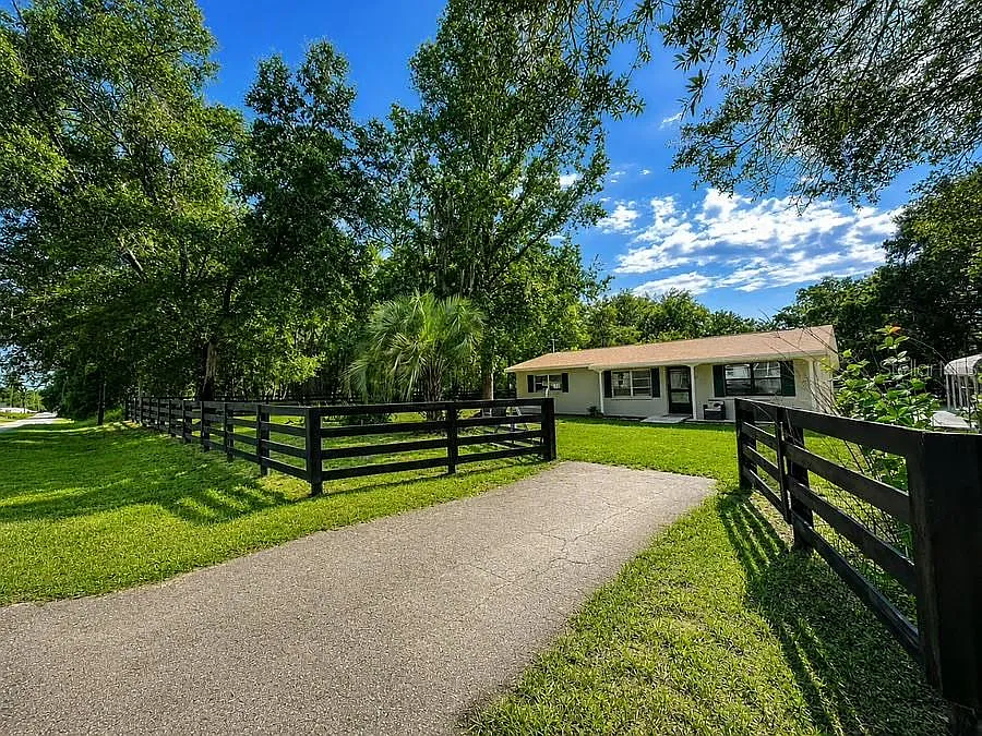 3 bed, 1.0 bath, 1149 sqft, $2,200 — Photo 1