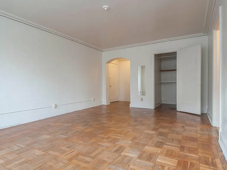5646 Hobart St #6 — Photo 2