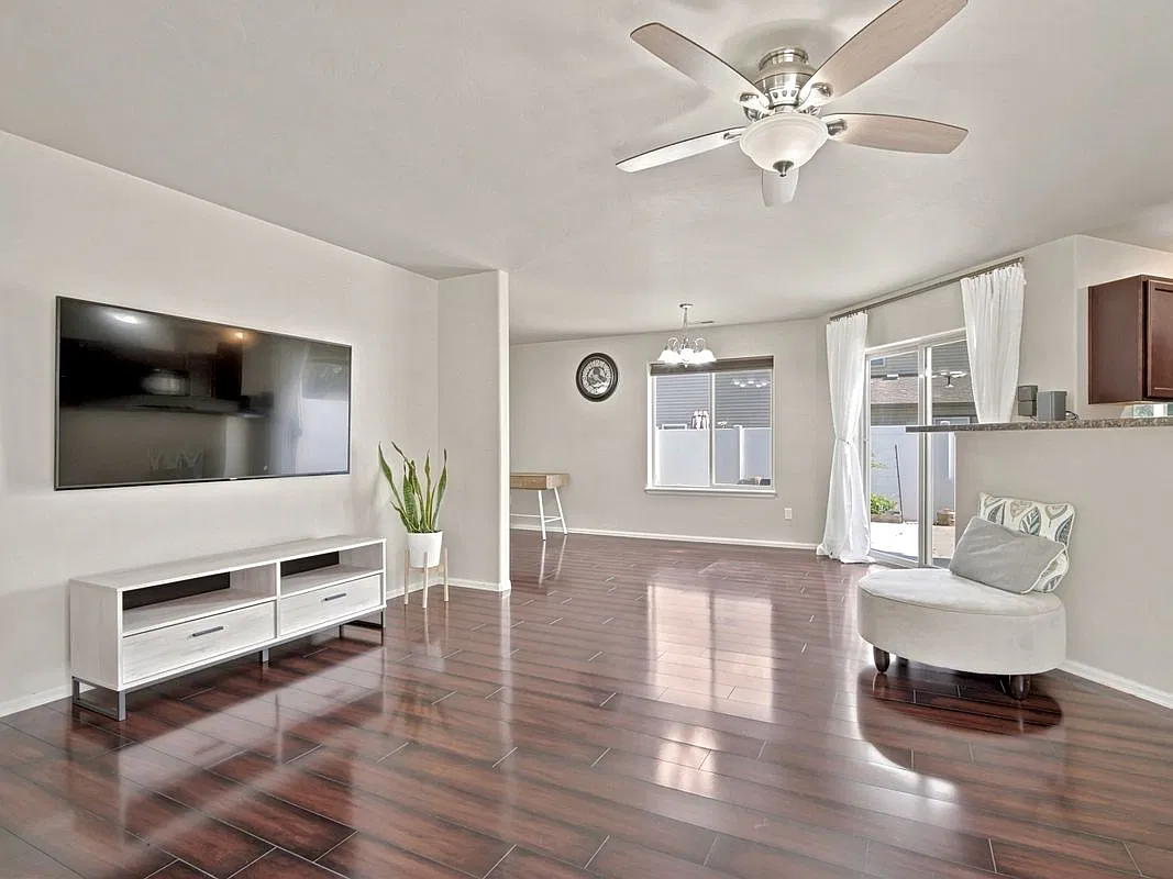 3 bed, 3.0 bath, 1653 sqft, $2,100 — Photo 3
