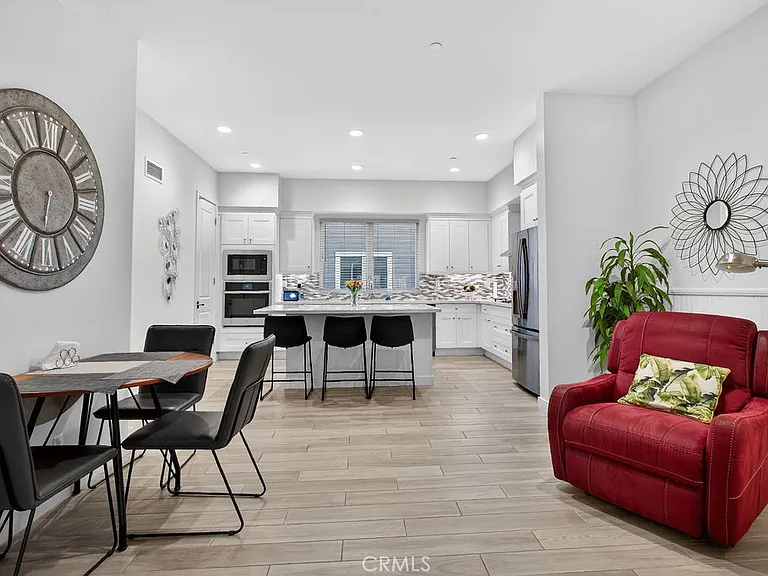 985 Doheny Way — Photo 7