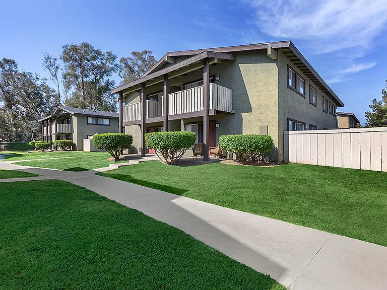 Saddleback Ranch Apartments — Photo 40