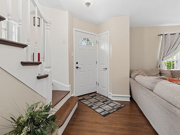 4th image of 2229 Macdonald Ln