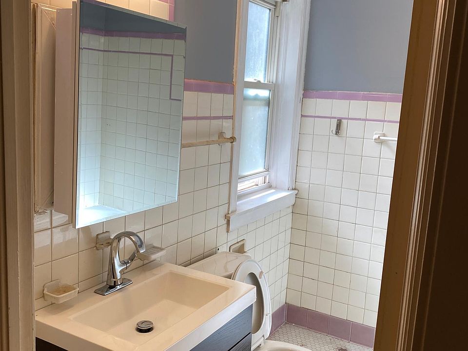 1st image of 6120 N Rockwell St #1A