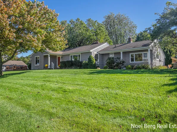 416 Buena Vista Dr, Spring Lake, MI 49456