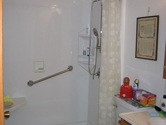 5th image of 216 Gruenwald Ave
