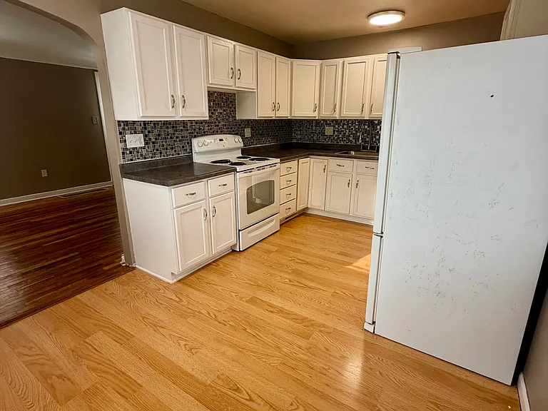 3809 Larchmont St — Photo 11