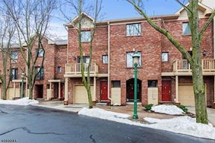 1st image of 25 Mews Ln #25