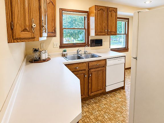 3rd image of 172 Charles Ave