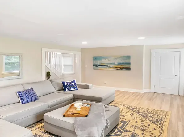 114 E Sunnyside Ave, Libertyville, IL 60048