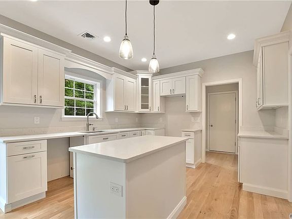 3rd image of 7 Shinnecock Dr