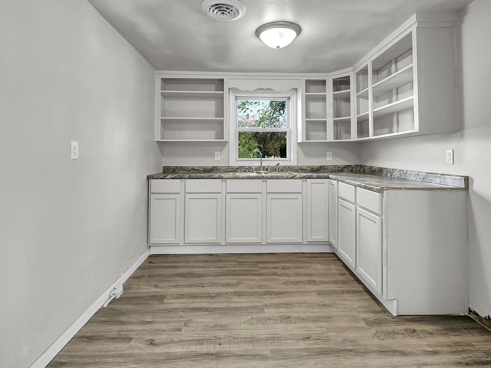 1st image of 209 Center Ave W