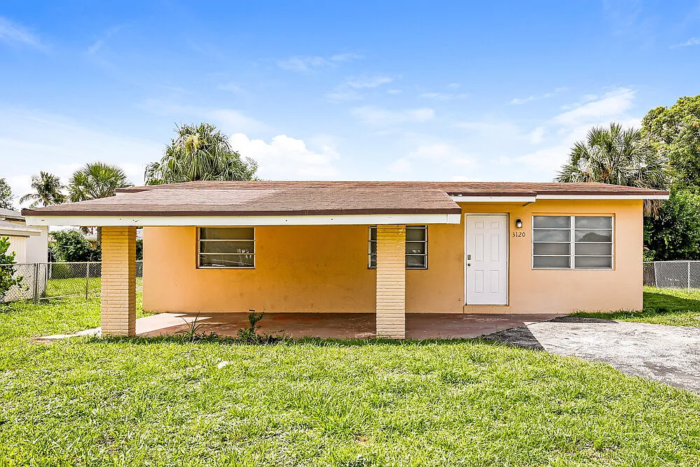 3 bed, 1.0 bath, 888 sqft, $2,100 — Photo 1