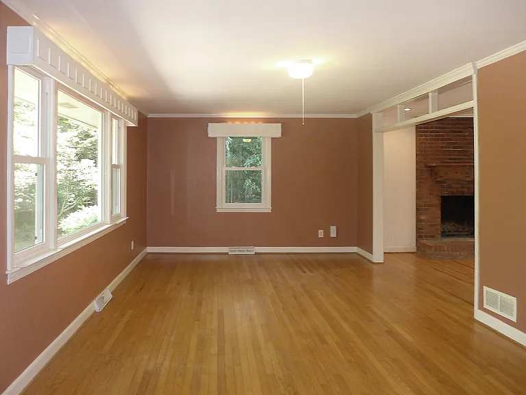 346 Wesley Dr — Photo 2