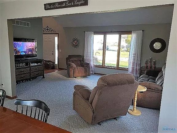 5th image of 102 E Greenwood Dr