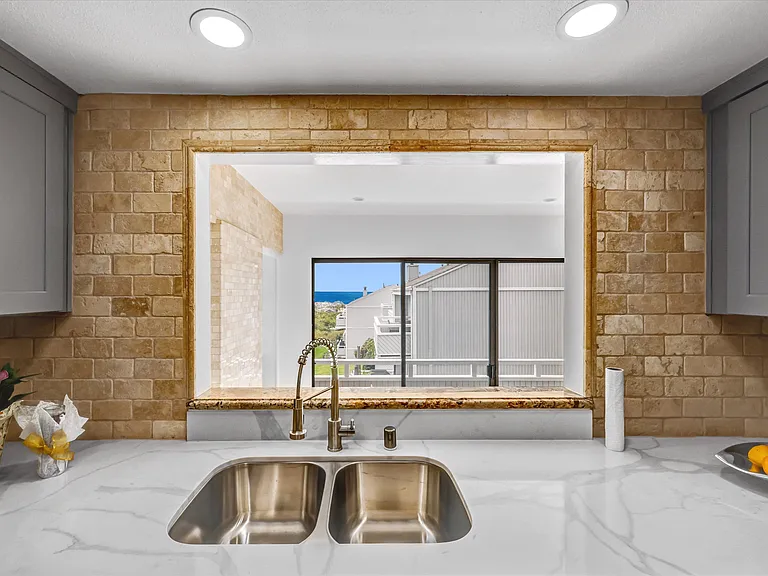 305 Columbia St — Photo 10