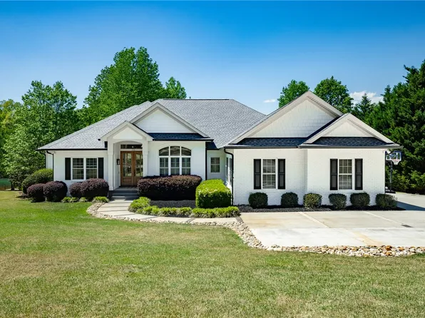 166 S Oak Pointe Dr, Seneca, SC 29672