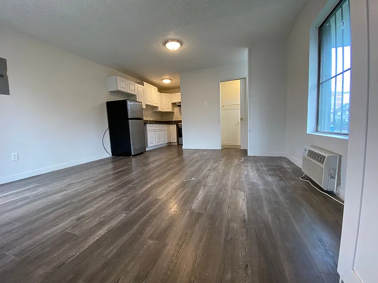 981 Elden Ave #18 — Photo 4