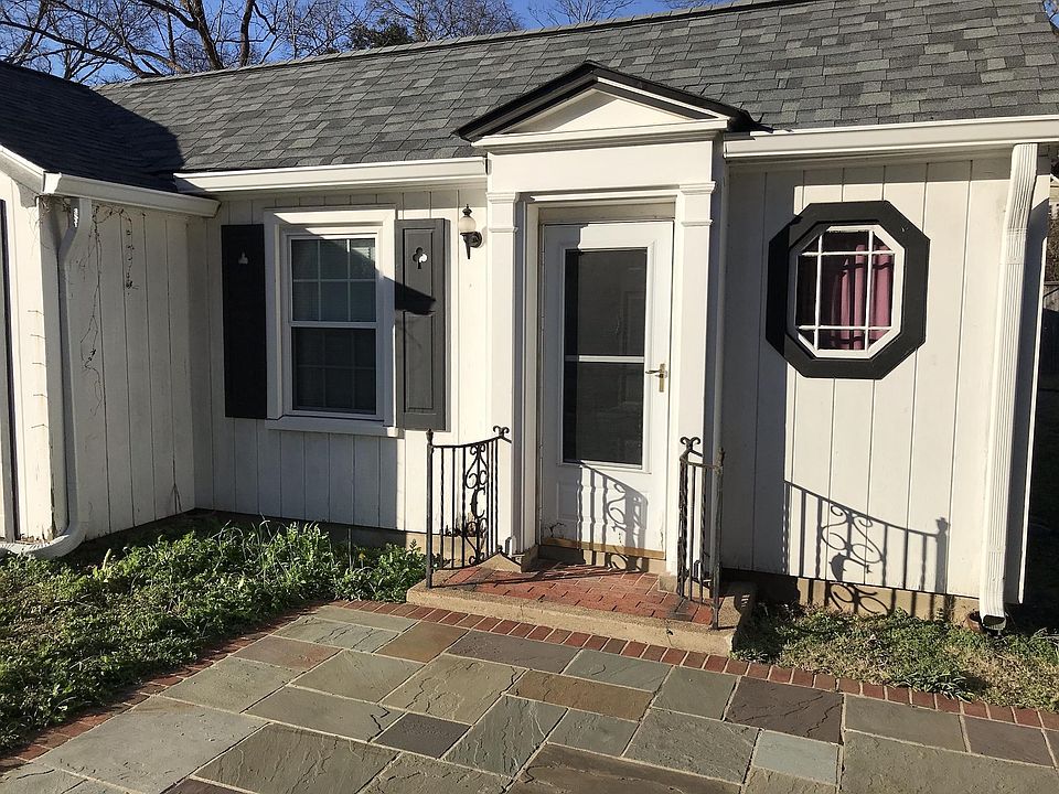 1st image of 2900 Westmoreland Dr