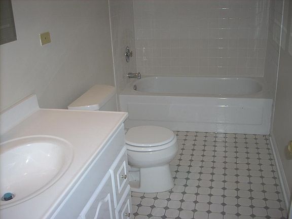 3rd image of 2318 N Southport Ave #Dg3f