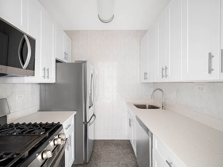 380 Rector Pl #3R — Photo 5