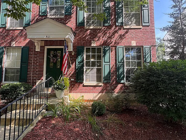 401 Heritage Commons Cir — Photo 2