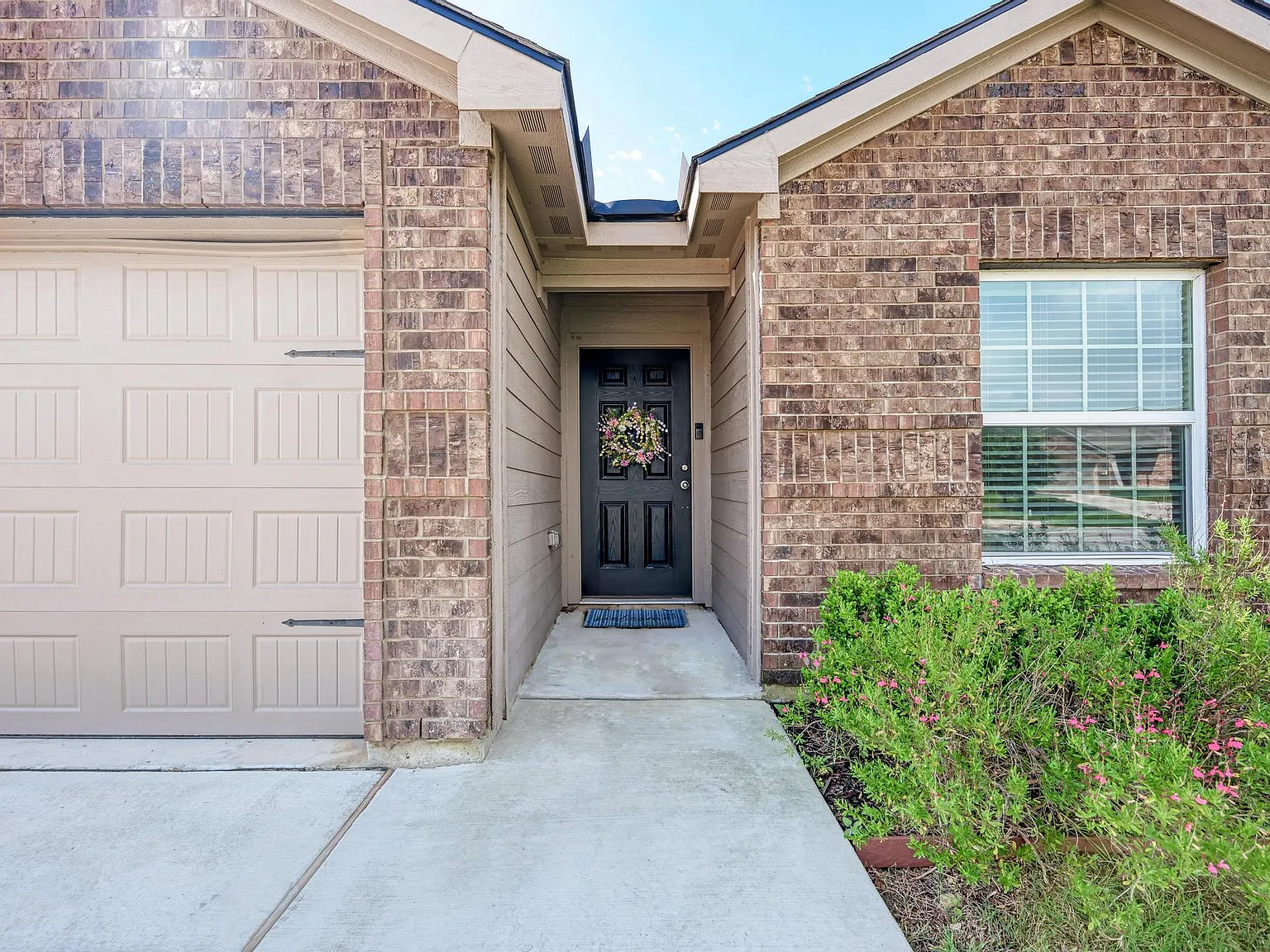 3 bed, 2.0 bath, 1525 sqft, $1,725 — Photo 2