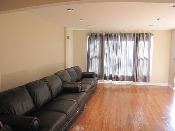 4th image of 3520 N Shore Ave