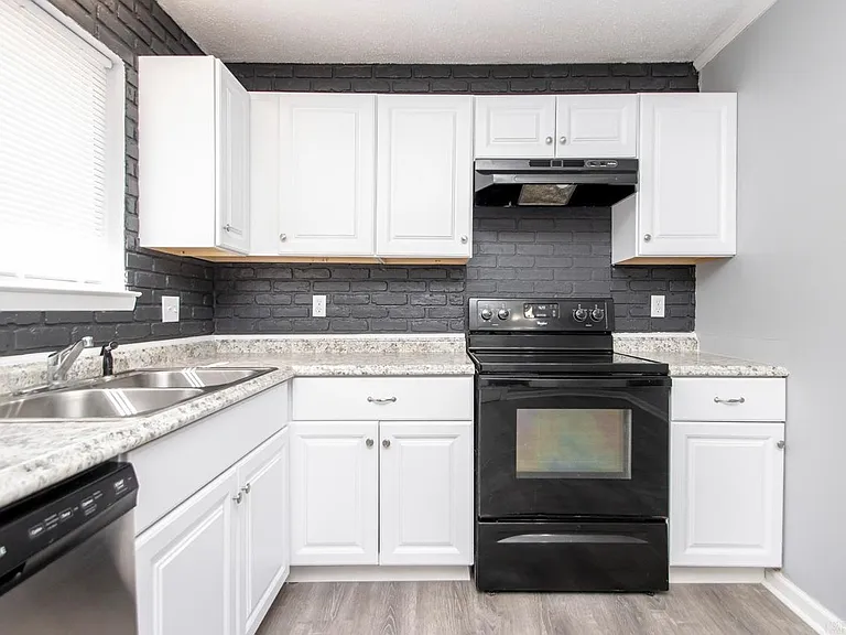 63 Robinson St — Photo 14