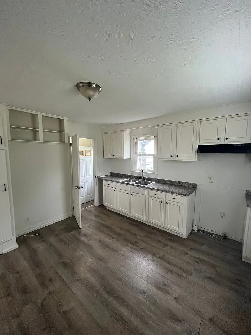2 Bedroom House - Ready for Immediate Move-in! — Photo 2