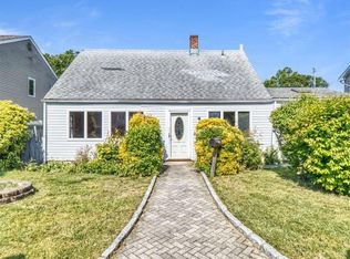 12 Mistletoe Ln, Levittown, NY 11756