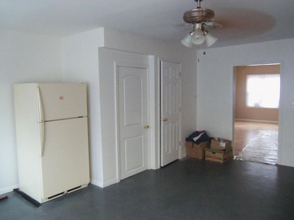 New tile walk in pantry huge eat in kitchen 