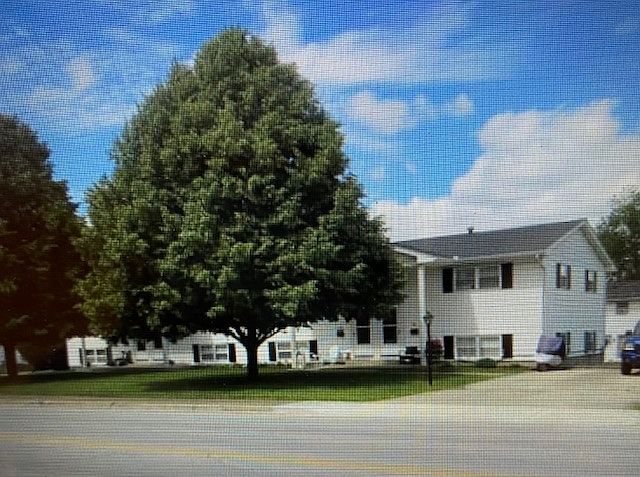 1st image of 934 E Lawn Ave