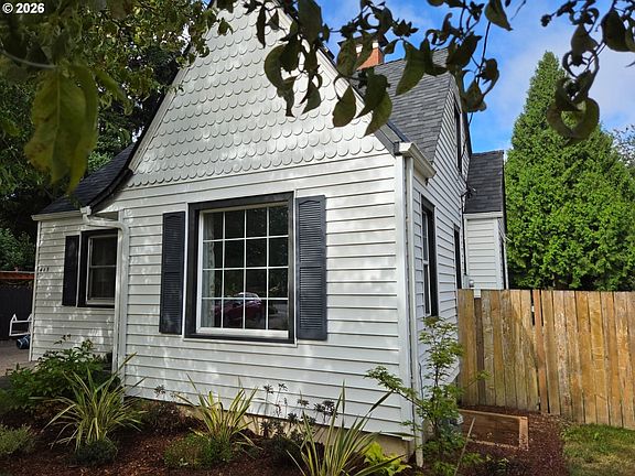 2nd image of 415 SE Roberts Ave