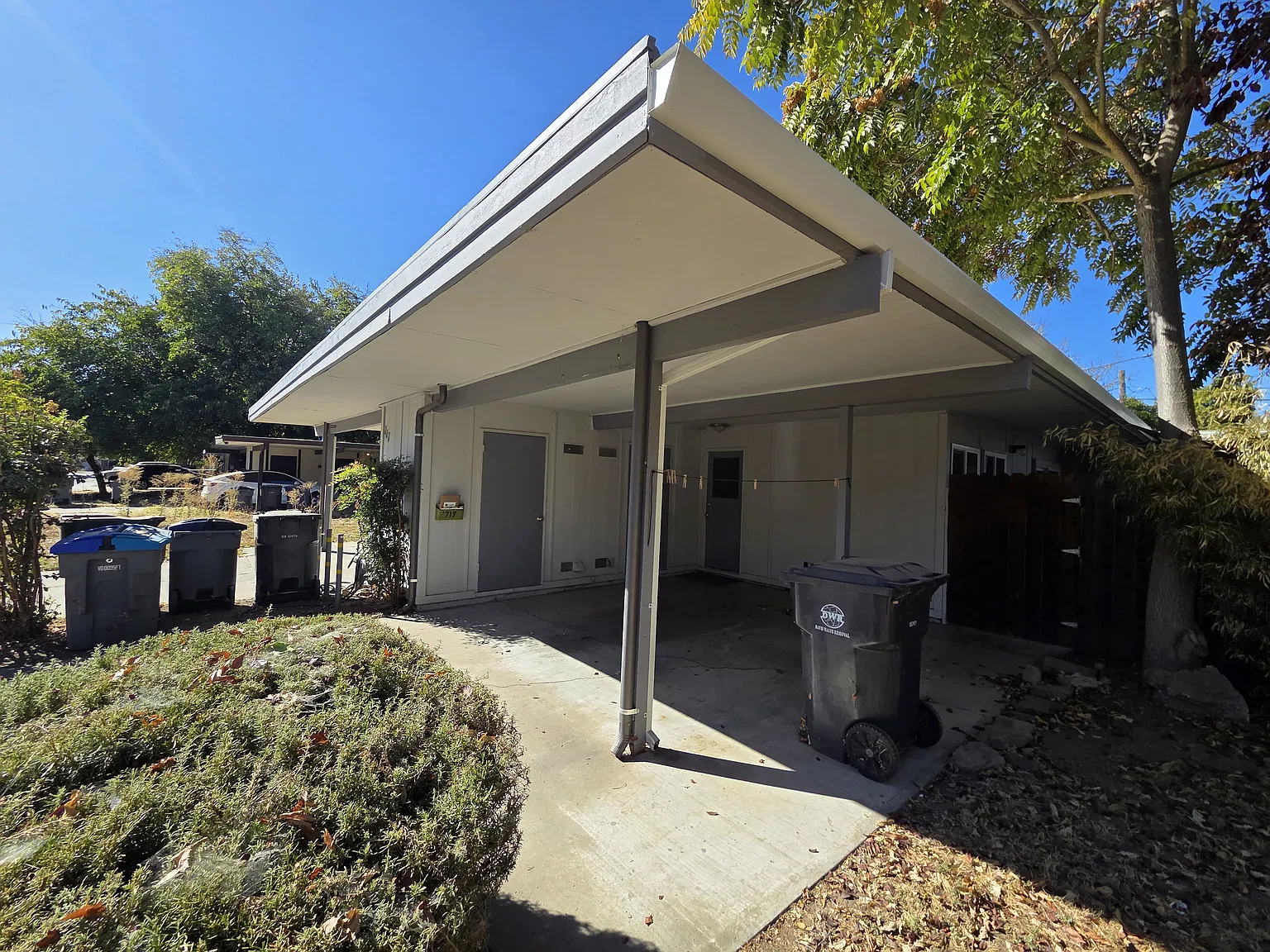 3 bed, 1048 sqft, $2,300 — Photo 1