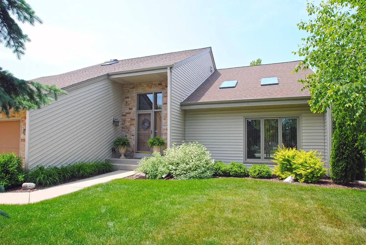 3 bed, 2.5 bath, 2379 sqft, $3,700 — Photo 2