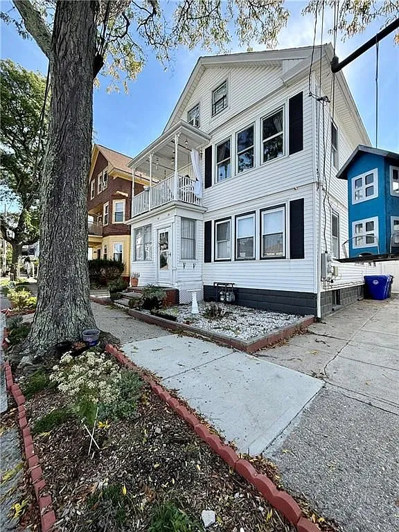 2 bed, 1.0 bath, 1094 sqft, $1,700 — Photo 1