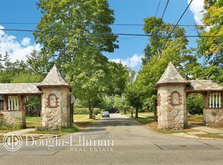 39 Holly Dr, New Rochelle, NY 10801