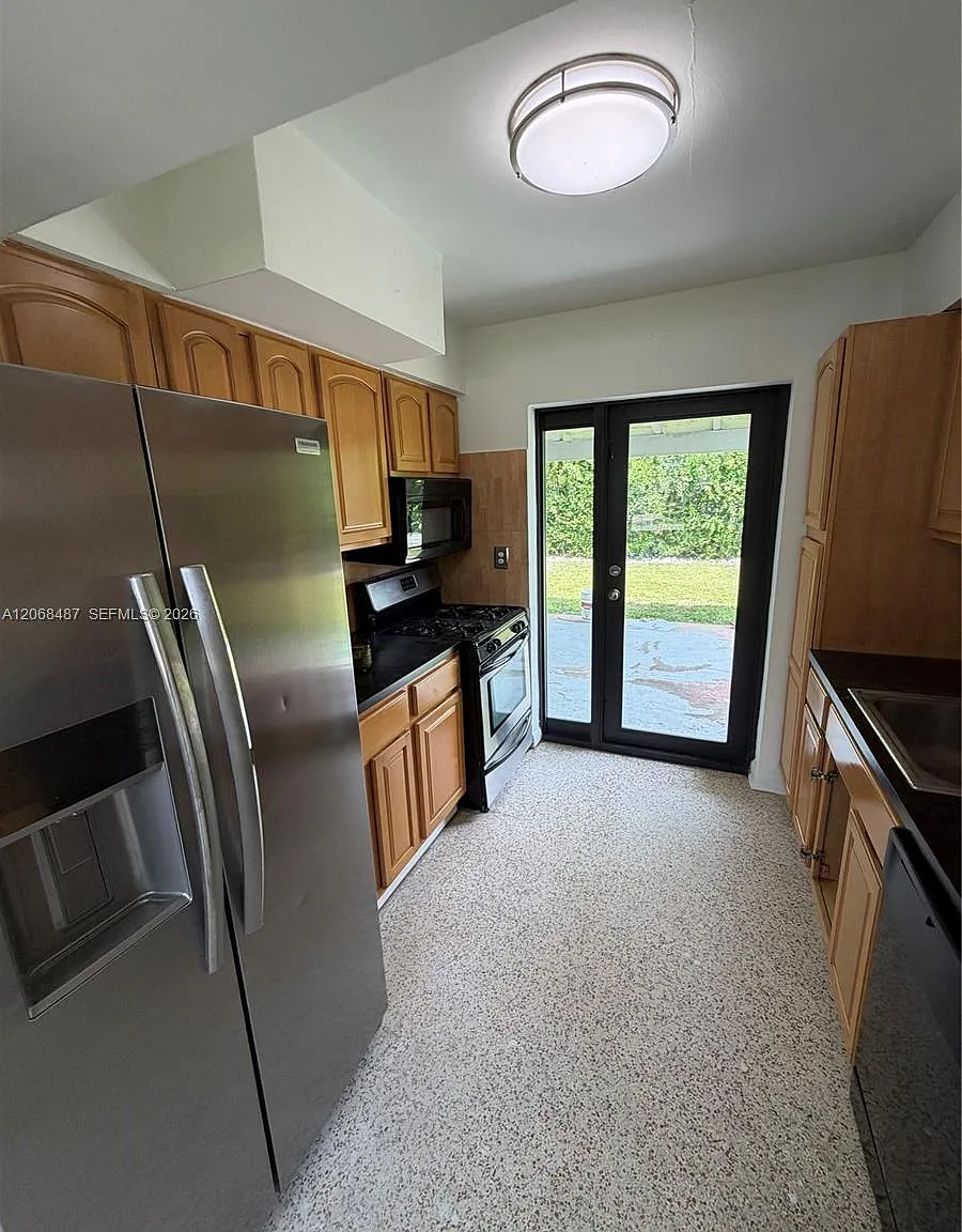 3 bed, 2.0 bath, $3,750 — Photo 4