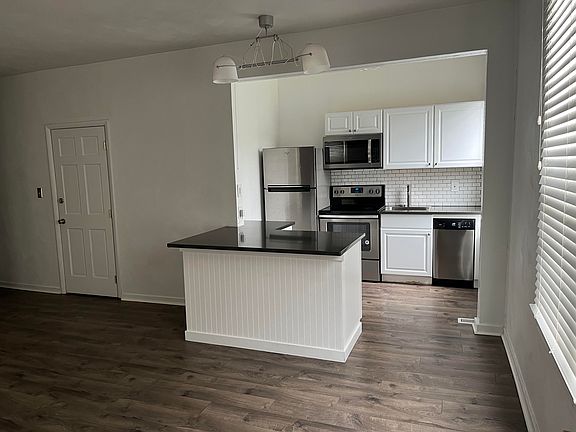 2nd image of 514 S Graham St APT 2