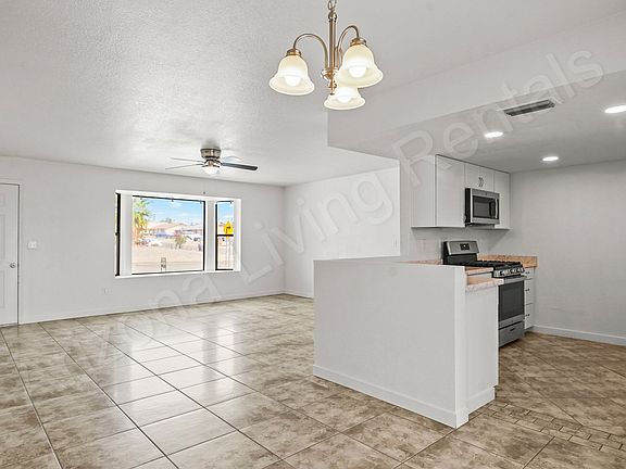5th image of 2699 Smoketree Ave N