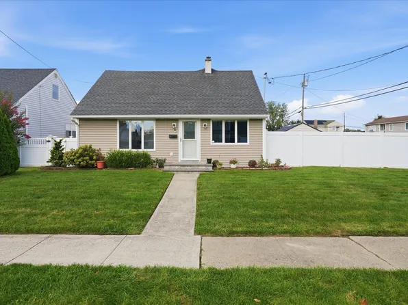 47 Berkeley Place, Massapequa, NY 11758