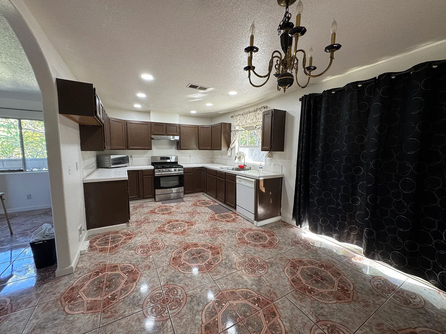 3 bed, 1400 sqft, $3,300 — Photo 4