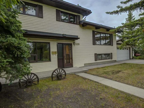 1135 N Southglen Dr SW, Calgary, AB T2W 0X2