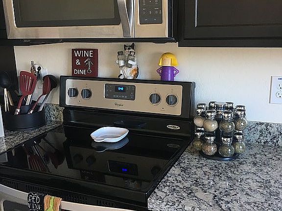 Range/microwave/cabinets