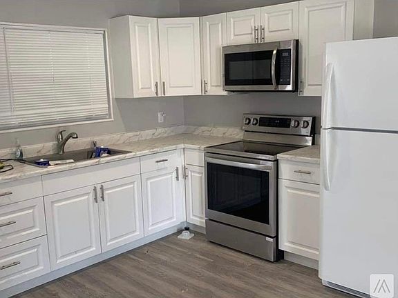2nd image of 1410 Montana Ave #1410
