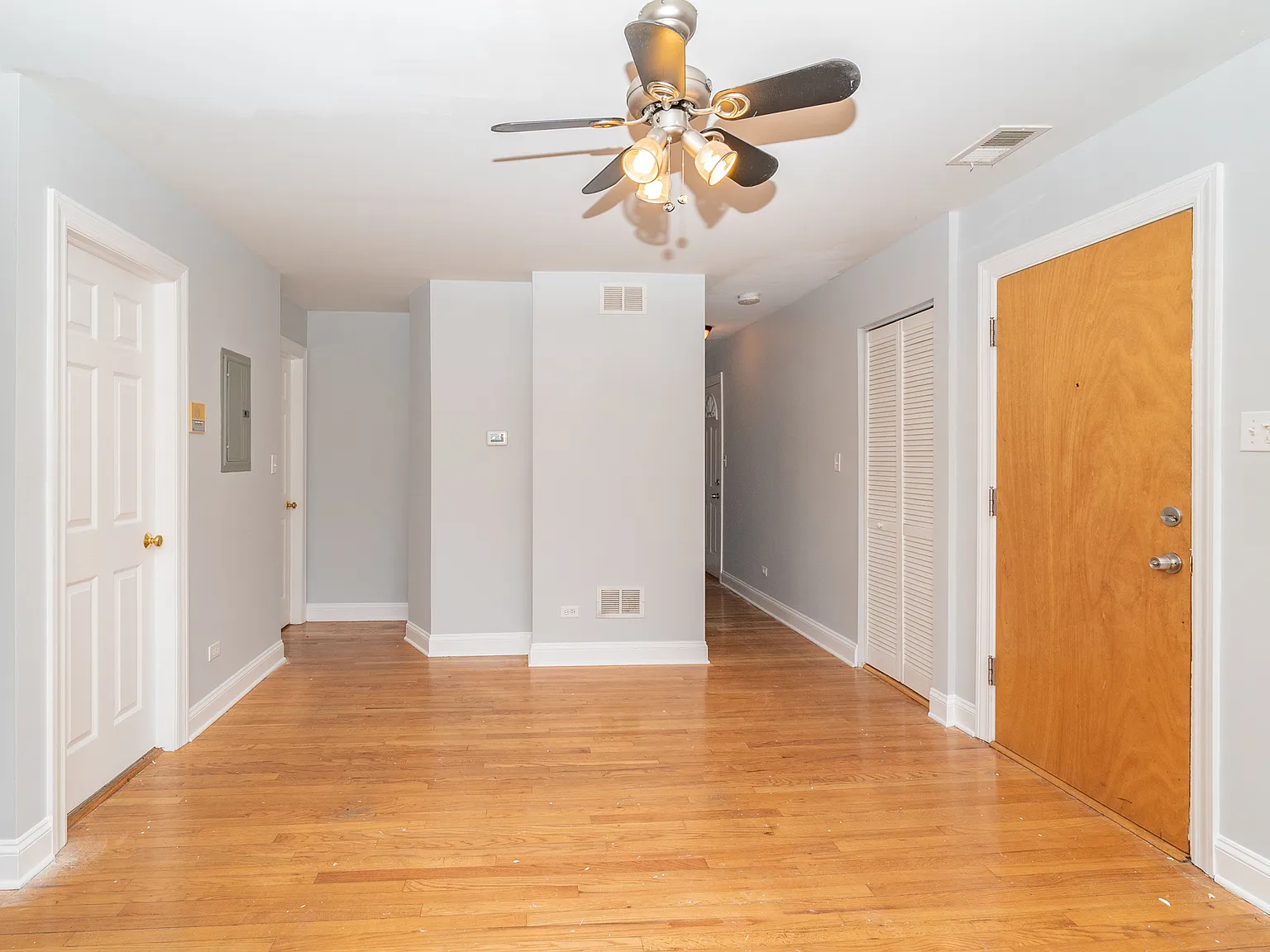 2 bed, 975 sqft, $1,850 — Photo 2